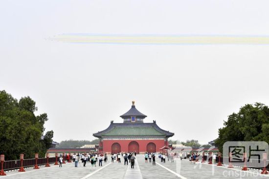 北京：市民在天坛公园观看飞行庆祝表演