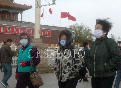 北京大风降温 局地出现扬尘