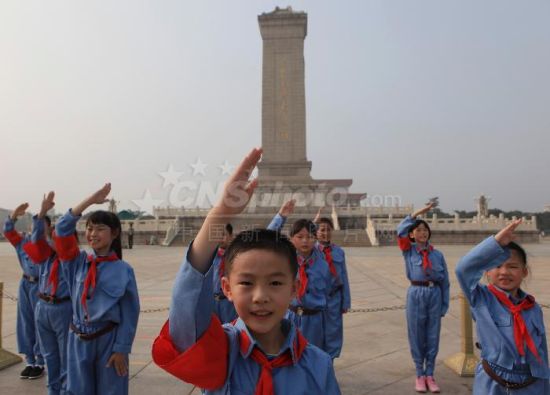 湖南儿童穿红军服在人民英雄纪念碑下朗诵长征