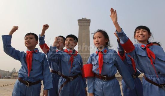 湖南儿童穿红军服在人民英雄纪念碑下朗诵长征