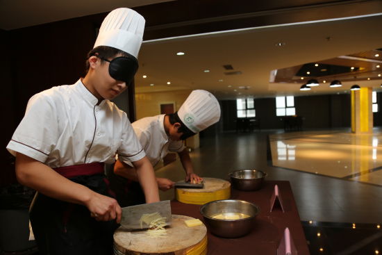 学员练习盲切土豆 北京职业学校携手河北培训