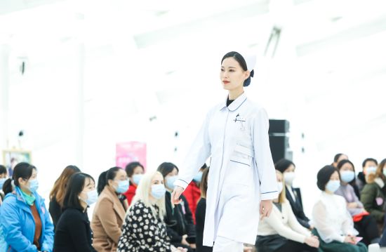职业女性时装秀在京举办 展示各岗各业“了不起的她”